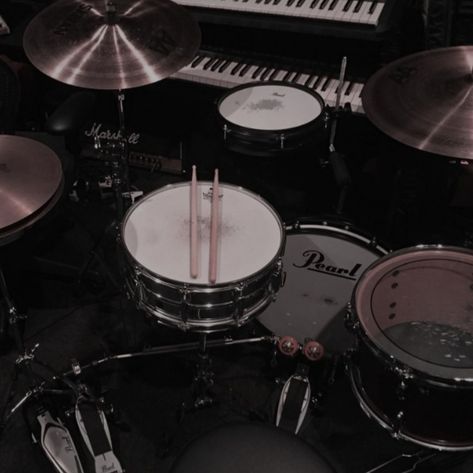 #instrument #band #aesthetic #drums Drumkit Aesthetic, Drummer Aesthetic Male, Gitar Vintage, Aesthetic Band, Sarah Black, Art Ancien, Dark Paradise, Ulzzang Couple, Mötley Crüe