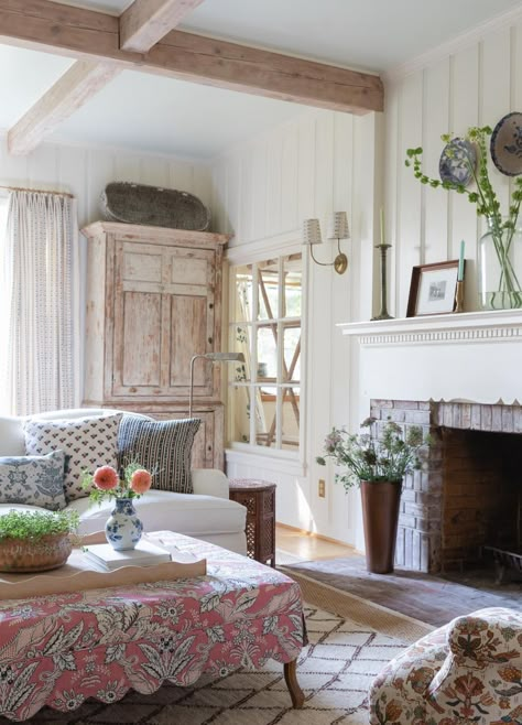 10 Living Rooms That Look Straight Out of a Nancy Meyers Movie Country Living Room Ideas, Nancy Meyers Movies, Country Home Magazine, Nancy Meyers, Oregon Washington, Cottage Interiors, Country Living Room, Home Magazine, Textile Designer