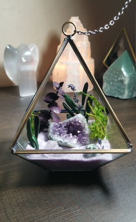 Terrarium Shelves, Crystal Terrarium Diy, Crystal Arrangements, Magic Rocks, Diy Terrariums, Crystal Gardens, Altar Inspiration, Crystal Terrarium, Crystal Room Decor