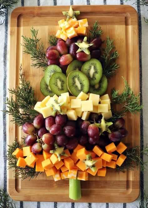 Christmas Tree Cheese Board, Tree Cheese Board, Christmas Tree Fruit, Christmas Tree Cheese, Kiwi Christmas, Christmas Cheese, Food Christmas, Decorações Com Comidas, Christmas Recipes Appetizers