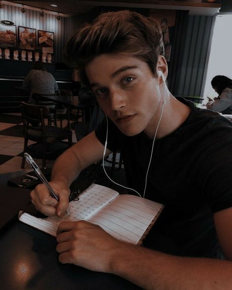 Brown Hair Male, Froy Gutierrez, Bad Boy Aesthetic, Book People, Aesthetic People, Books For Boys, Perfect Boy, Colleen Hoover, Aesthetic Guys