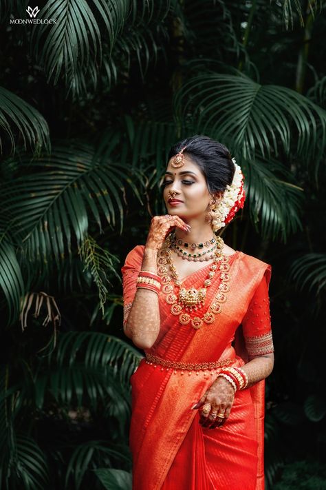 Hindu Bride Photography Poses, Engagement Photos Bride Single, Tamil Hindu Bride, Marriage Single Photos, Indian Wedding Stills, Bride Photoshoot Poses Indian Saree, Single Pose For Bride, South Indian Bride Photography Poses, Navri Poses