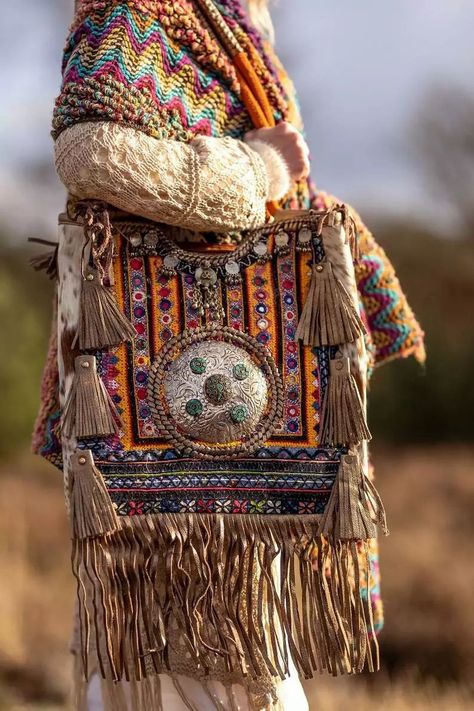 Boho bags come in many shape and sizes. But where to find the best? Check out these 10 fabulous brands you need to discover! Bohemian Style Bag, Look Hippie Chic, Boho Store, Boho Chic Bags, Boho Items, Boho Brand, Bohemian Style Clothing, Bohemian Bags, Hippie Bags