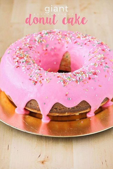 This giant donut cake is super easy to make, and so fun, too! Perfect for birthdays and special occasions! Giant Donut Cake, Easy Kids Birthday Cakes, Donut Birthday Cake, Giant Donut, Donut Themed Birthday Party, Donut Cake, Donut Birthday Parties, Easy Birthday, Gateaux Cake