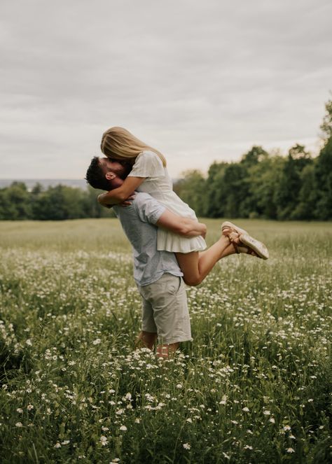 Flower Field Photoshoot, Wild Flower Field, Geneseo Ny, Field Engagement Photos, Shooting Couple, Field Photoshoot, Couple Engagement Pictures, Engagement Pictures Poses, Summer Couples