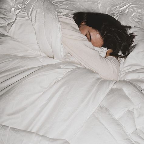 A Science-Driven Guide To A Good Night's Sleep Woman Sleeping, Spiegel Selfie, Mode Ulzzang, Sleepy Girl, Girl Sleeping, Photographie Inspo, Love Is, Drink Milk, Morning Workout