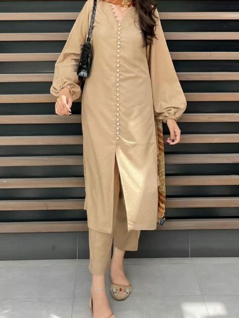 Indian Kameez Design, Pakistani Winter Suits, Winter Kurta Design, Stylish Shalwar Kameez Design, Pakistani Office Wear, Winter Dresses Designs Pakistani, Simple Kameez Design, New Shalwar Kameez Design, Simple Kurta Designs Classy