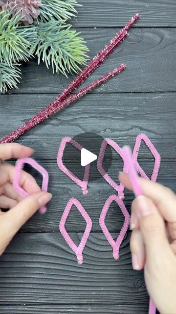 Pipecleaner Candy Canes, Pony Bead Pipe Cleaner Ornaments, Easy Pipe Cleaner Crafts For Kids Christmas, Christmas Ideas With Pipe Cleaners, Christmas Pipecleaner Crafts For Kids, Christmas Ornaments Pipe Cleaners, Christmas Flower Crafts For Kids, Pipe Cleaner Christmas Wreaths, Bead And Pipe Cleaner Christmas Crafts