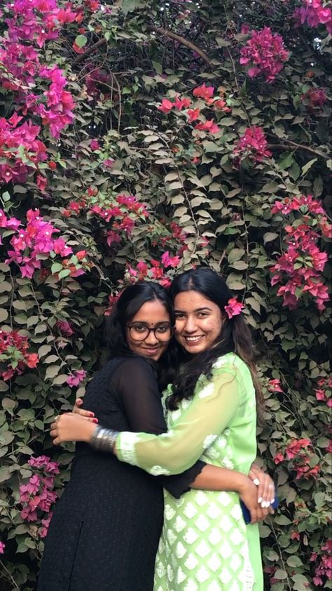 Best Friend Pictures In Traditional, Frds Photo Pose, Bestfriend Aesthetic Poses, Photo Poses Besties, Friends Pic Aesthetic, Photo Poses For Two Besties, Best Friend Traditional Photos, Photo Poses For Friends Photoshoot Ideas, Traditional Poses With Bestie