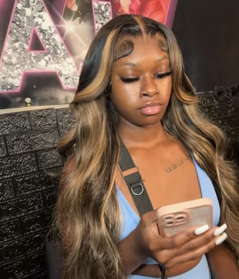 Black Frontal With Highlights, Lacefront Wig With Highlights, Black Hair With Highlights Wig, Brown And Black Wig Black Women, Frontal Wig Hairstyles Highlights, Highlighted Middle Part Sew In, Cute Hair Colors For Black Women Wigs, Black With Highlights Wig, Wigs With Color Highlights