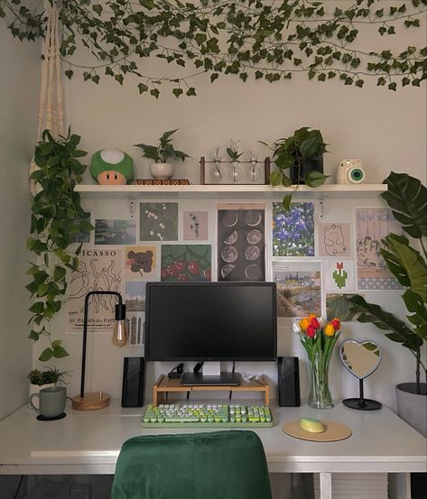 Pinterest Desk Ideas, Aesthetic Study Desk Setup, Desk Decoration Aesthetic, Study Setup Aesthetic, Aesthetic Study Setup, Uni Decor Ideas, Aesthetic Desk Setups, Desk Setup Aesthetic Study, Green Room Ideas Bedroom Wall