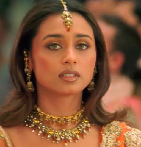 Rani Mukerji Hair, 90s Jewellery, 2000s Makeup Looks, Rani Mukherji, Actress Style, Indian Makeup Looks, 90s Bollywood Actress, 90s Makeup Look, Black Smokey Eye Makeup