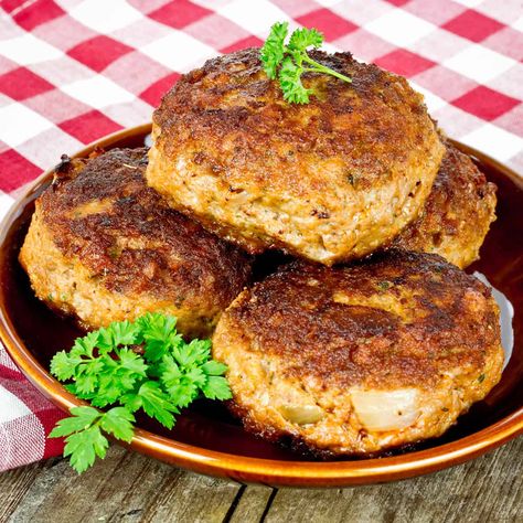 An authentic Frikadellen recipe, these deliciously seasoned meatballs are popular in Germany and Denmark (known as Frikadeller)! German Meatballs, Crusty Bread Rolls, 200 Calorie, German Bread, Kabob Skewers, Creamy Potato Salad, German Potato Salad, Bread Roll, Lunch To Go