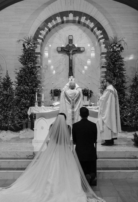 Marriage Asethic, Catholic Wedding Aesthetic, Catholic Wedding Photography, Latina Wedding, Church Wedding Photos, Church Wedding Photography, Catholic Marriage, Catholic Wedding Traditions, Shooting Couple