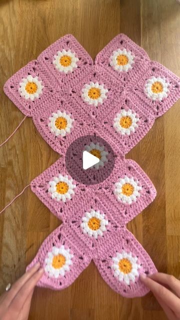 Catherine Neil on Instagram: "A simple method of assembling a granny square bag 🧶  I’ve included a photo of the layout at the end of the video so that you can pause it and take note!  This is my favourite way to assemble granny square bags as there’s little chance of messing up the layout!  Pattern is the Daisy granny square tote bag by me and it’s also available as a kit on my Etsy shop ✨  #crochet #crochetpattern #crochetgrannysquare #daisygrannysquare #daisy #crochetbag #crochettotebag #totebag #freecrochetpattern #freecrochet #grannysquarelove #grannysquare #yarn #yarnlove #crochetideas #crochettips" What To Make With Crochet Granny Squares, 10 Granny Square Bag, Stuff To Do With Granny Squares, What To Make With Crochet Squares, How To Sew Crochet Squares Together, Granys Square Bag, Granny Square Bag Layout Pattern, Crochet Bag Granny Square Ideas, Granny Square Crochet Bags Free Patterns