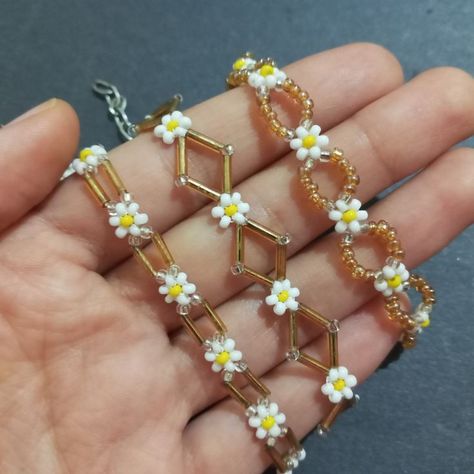 DIY Jewelry With Seed Beads/Beaded Bracelet Tutorial/Daisy Chain Chain And Beads Bracelet, Daisy Chain Jewelry, Daisy Seed Bead Necklace, Diy Chain Bracelet Ideas, Daisy Chain Beaded Bracelet, Diy Jewelry Designs, Bead Wire Bracelet, Seed Beads Tutorials, How To Make A Daisy Chain Beads Tutorial