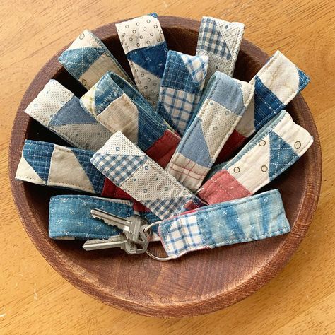 Tami Gray Voth’s Instagram photo: “I used the scraps from the quilt I’ve been working on to make more keychains after Alyssa sent me a picture of a different style (thank…” Wool Scraps Projects Ideas, Easy Sewn Christmas Gifts, Sewing Gift For Men, Handmade Gifts Sewing, Repurpose Quilts Ideas, Small Quilting Projects Gift Ideas, Scrap Buster Sewing Projects, Sewn Gifts For Men, Fabric Gifts For Men