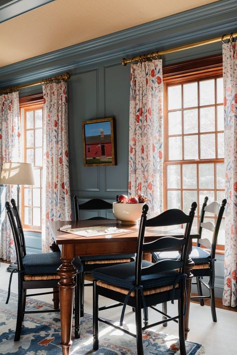 New England Cape Interior, 18th Century New England House Interior, Boston Home Interior, New England Style Decor, New Colonial Interior Design, Dutch Colonial Interior Design, Traditional Colonial Interior, English Curtains, Colonial Style Homes Interior