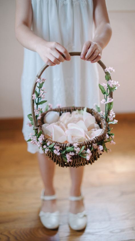 Pretty basket Diy Flower Girl Basket, Church Wedding Flowers, Flower Girl Bouquet, Wedding Entrance Decor, Wedding Flower Girl Basket, Simple Wedding Decorations, Modest Wedding Gowns, Flower Girl Baskets, Diy Wedding Flowers