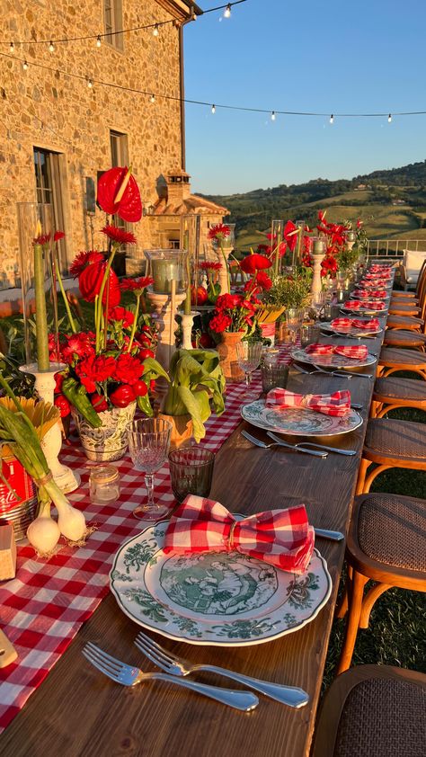 Pasta Night Table Setting, Italian Event Decor, Picnic Event Decor, Fancy Italian Dinner Party, Italian Dinner Table Setting, Italian Dinner Setting, Italian Themed Party Ideas, Italy Party Aesthetic, Pasta Party Decorations