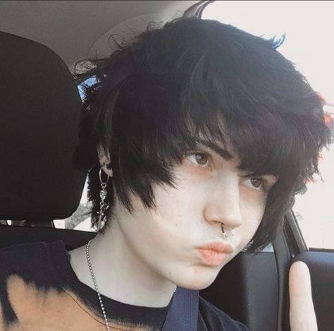 Prosthe.tic on insta Emo Boy Haircut, Short Emo Haircuts, Trans Boy Haircut, Alt Hairstyles, Sind Curtain Bangs, Was Sind Curtain Bangs, Short Emo Hair, Ftm Haircuts, Emo Boy Hair