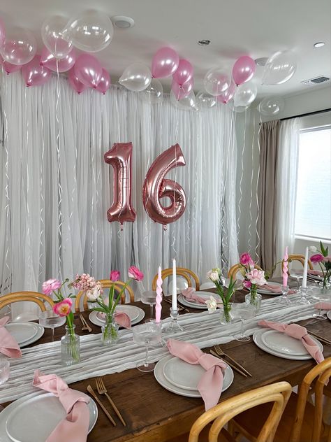 Sweet Sixteen Party Themes, Pink Birthday Decorations, Sweet 16 Party Themes, Sommer Mad, Pink Sweet 16, Sweet Sixteen Birthday Party Ideas, Sweet 16 Themes, 16th Birthday Decorations, 16 Birthday Cake