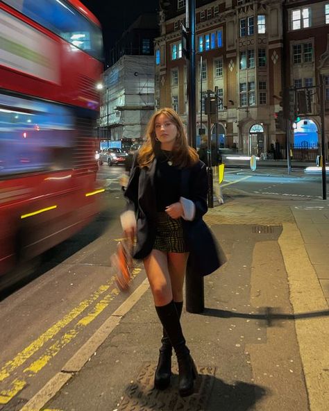 Uptown Girl Aesthetic, Style Taylor Swift, London Dreams, London Baby, London Summer, London Aesthetic, Pose Fotografi, Downtown Outfits, Nyc Girl