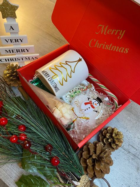 The perfect easy Christmas gift for loved ones ❤️ Christmas Gift Ideas Personalized, Small Christmas Gift Basket Ideas, Christmas Gift Boxes Ideas, Hand Made Product Packing Ideas, Christmas Hampers Ideas, Xmas Box Gift Ideas, Cajas Aesthetic, Christmas Boxes Gift, Christmas Hamper Ideas