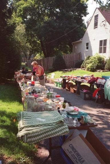 A bargain hunter browses tables of secondhand merchandise at the townwide yard sale in Lebanon, N.J. Yard Sale Hacks, Yard Sale Organization, Cheap Houses For Sale, Garage Sale Tips, Big Brain, Rummage Sale, Sale Ideas, Make Money Today, Web News