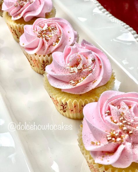 Pink and rose gold glitter cupcakes #cupcakes #cupcakesofinstagram #cupcakes #cupcake #cupcakedecorating #dolcehowtocakes #cakedecorating… Baby Shower Cupcakes Girl Pink And Gold, Pink And Gold Wedding Cupcakes, Sweet 16 Cupcakes Pink And Gold, Gold Glitter Cupcakes, Glitter Cupcakes Birthday, Pink Sparkle Cupcakes, Pink Aesthetic Cupcakes, Rose Gold Birthday Cupcakes, Pink And Gold Cupcake Ideas