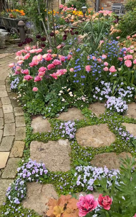 Shady Front Garden, Front Lawn Decor Ideas, English Cottage Style Garden, Shady Landscape Ideas, Front Lawn Garden, Scotland Cottage, Highland Cottage, Gnome Garden Ideas, Ornamental Horticulture