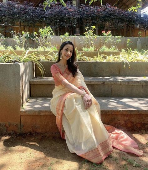 neytirii__ Traditional Sari Look, Aesthetic Saree Outfit, Simple Saree For College Function, Simple Saree Aesthetic, South Indian Outfits Casual, Casual Saree Outfit, South Look Saree, South Indian Fashion Saree, Saree Looks Aesthetic