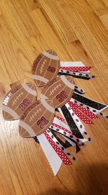 Confessions of a Sports Mama: Team Mama Idea: Personalized Football Pins Homecoming Locker Decorations Cheer, Homecoming Game Ideas, Hoco Locker Decorations, Game Day Locker Decorations, Homecoming Decoration Ideas, Football Locker Posters, Cheer Homecoming Poster Ideas, Homecoming Locker Decorations Football, Football Homecoming Posters