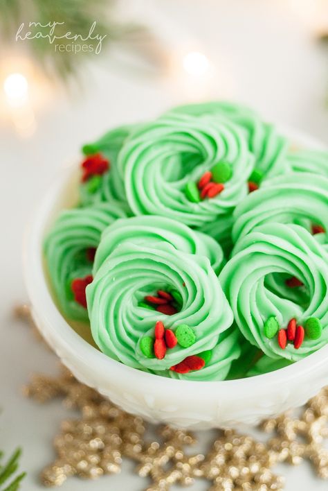 Cream Cheese Mint, Unique Christmas Desserts, My Heavenly Recipes, Candy Homemade, Homemade Whipped Cream Recipe, Christmas Candy Homemade, Easy Christmas Candy Recipes, Heavenly Recipes, Cream Cheese Mints