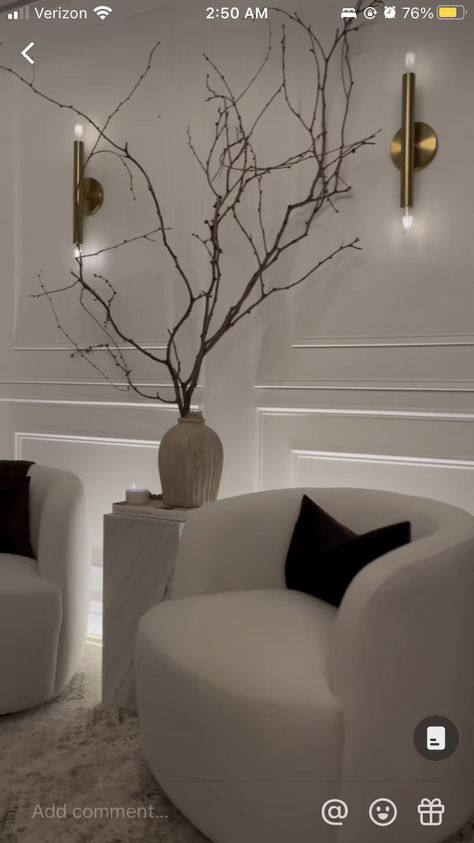 Modern Sitting Area, Beauty Salon At Home, All White Living Room, Content Room Ideas, Salon Waiting Area Ideas, Luxury Apartment Decor, Lobby Decor, Black Living Room Decor, Beauty Room Decor