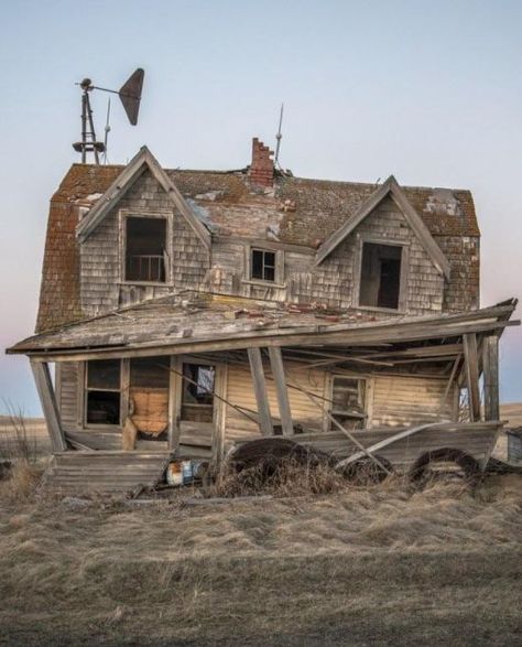 Creepy Old Houses, Old Abandoned Buildings, Creepy Houses, Old Abandoned Houses, Abandoned Mansions, Old Farm Houses, Scary Places, Up House, Haunted Places