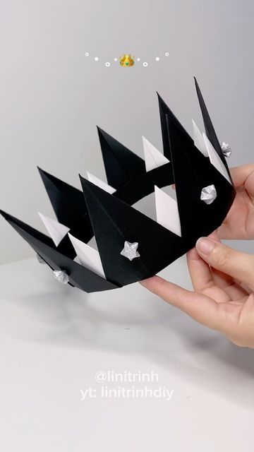 Halloween Crown Diy, Simple Oragami, How To Make A Paper Crown, Paper Crown Tutorial, Craft Crown, Diy Crowns, Origami Crown, Crown Paper, Simple Crown