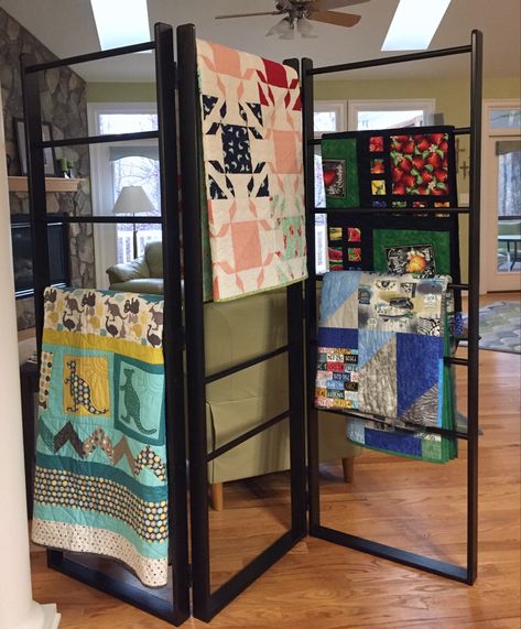 Quilt Stands Display, Craft Fair Blanket Display, Quilt Vendor Display, Displaying Quilts At A Craft Fair, Quilt Display Racks Diy, Quilt Booth Display Ideas, Quilt Booth Display Craft Fairs, How To Display Quilts At Craft Show, Blanket Vendor Display