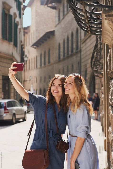 Travel People Photography, Girl Taking Photographs, Selfie Two People, Person Taking Selfie, People Taking Selfies, Travel Photography Poses, Friend Selfies, People Taking Photos, People Taking Pictures