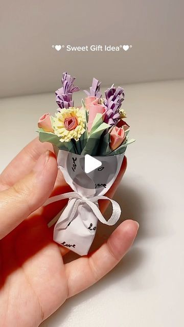 Lini Trịnh I Art | Design I Fashion on Instagram: "💐🫶🏻✨who would you give it to? #diy #paperflower #flowerbouquet #giftideas #diygiftidea #gift #cutegift #craft #cutegiftidea #creative" Paper Bouquet Diy, Personalised Gifts Diy, Birthday Gifts For Boyfriend Diy, Diy Birthday Gifts For Friends, Instruções Origami, Diy Gift Set, Creative Gifts For Boyfriend, Easy Paper Crafts Diy, Paper Bouquet