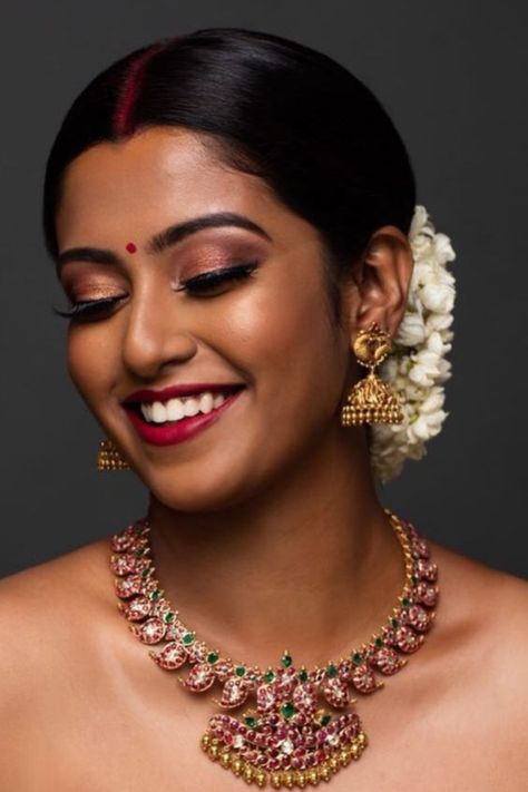 Find the best bridal makeup artists in your budget & desired city with contact information, portfolio & trusted reviews at Weddingbazaar - Trusted Wedding Services for Every Indian Wedding! #southindianwedding #southindianbride #southindianbridemakeup #southindianbridemakeuplook #southindianbridemakeover Indian Eye Makeup, South Indian Makeup, Indian Skin Makeup, Simple Bridal Makeup, Bollywood Makeup, Indian Wedding Makeup, Indian Bride Makeup, Bridal Makeup Images, Engagement Makeup