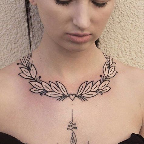 Tattoos that look like jewelry. Image by @patrykhilton/instagram. Article by @Bustledotcom Chest Necklace Tattoo, Necklace Tattoos, Belfast Tattoo, Tattoo Dark, Tattoo Chest, Jewel Tattoo, Necklace Tattoo, Neck Tattoos Women, Chest Tattoos For Women