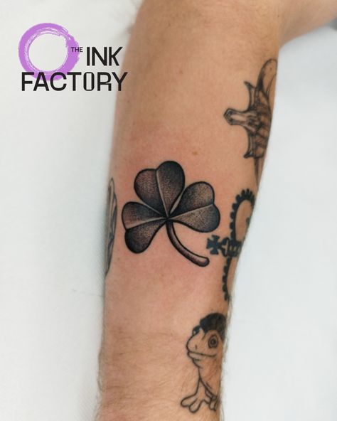 A lil shamrock done by @mluis_ink . Be sure to drop us a DM or email and get booked in today! #TheInkFactory #DublinTattoo #Ireland #Shamrock #Irish #ShamrockTattoo #Blackwork #BlackandGrey #BlackandGreyTattoo #Inked #Tattoo Black Shamrock Tattoo, American Traditional Shamrock Tattoo, Shamrock Tattoo Mens, Traditional Irish Tattoos, Irish Shamrock Tattoo, Sister Tats, Traditional Tattoo Black And White, Shamrock Tattoo, Ireland Tattoo