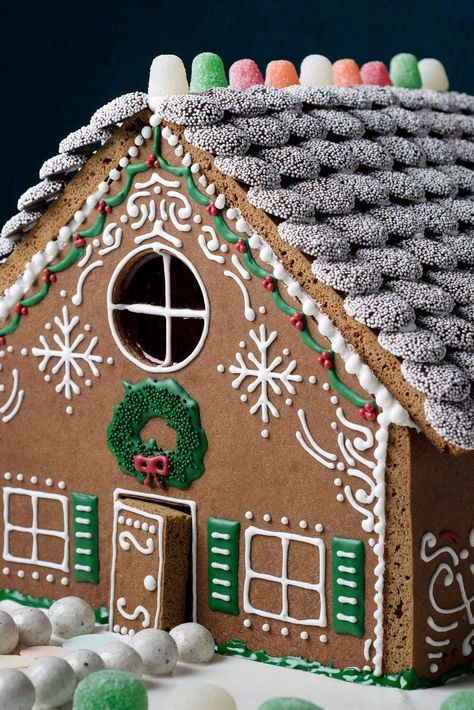 Chocolate Candy Roof  Gingerbread House Ideas - Gingerbread Decorating Ideas - Cookie Decorating Ideas - Holiday Season - Christmas Cookies Homemade Gingerbread House, Gingerbread House Ideas, Ginger Bread House Diy, Gingerbread House Recipe, Cool Gingerbread Houses, Gingerbread House Template, Diy Gingerbread, Gingerbread House Parties, Make A Gingerbread House