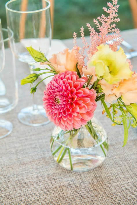 Short Flower Table Arrangements, Floral Simple Centerpiece, Candle And Floral Wedding Centerpieces, Colorful Simple Centerpieces, Bud Vase Table Decor Wedding, Rehearsal Dinner Bud Vases, Ranunculus Bud Vases Wedding, Small Vase Bouquet, Colored Glass Vases Wedding