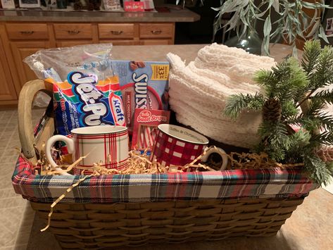 Blanket Gift Basket, Hot Chocolate Gift Basket, Pancakes Gift, Family Gift Baskets, Hot Cocoa Gift, Gift Basket Ideas Christmas, Christmas Gift Baskets Diy, Cocoa Gift, Hot Chocolate Gifts