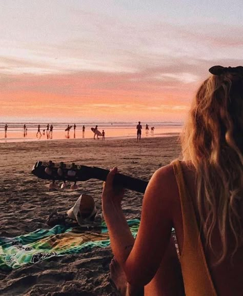 Palying guitar sunset beach Madisoncore Aesthetic, Guitar Sunset, Surf Aesthetic, Golden Colorado, Easy Video, Music Aesthetic, Surfer Girl, Sunset Beach, Video Lessons