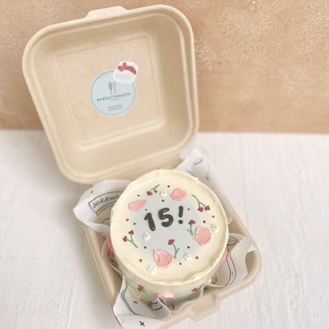 Birthday Cake Bento Aesthetic, Korean Cakes Birthday, Birthday Cake Bento Ideas, Bento Cake Cute Design, Kue Korean Cake, Bento Cake Design Birthday Aesthetic, Aesthetic Bento Cake Birthday, Bento Cake Birthday Design, Mini Birthday Cake Ideas