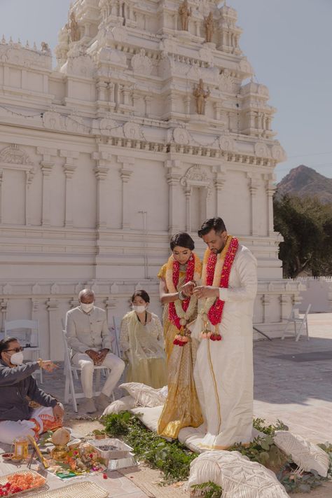 South Indian Temple Wedding, Hindu Temple Wedding, Vedic Wedding, Indian Wedding Photoshoot, Hindi Aesthetic, Hindi Wedding, Indian Wedding Aesthetic, Wedding Vogue, Temple Marriage