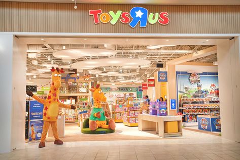 New Toys”R”Us store opens at Garden State Plaza in Paramus, New Jersey. Toy Store Design, Centre Commercial, Holiday Store, Store Opening, Store Interior, Brick And Mortar, Toys R Us, Giraffes, American Dream